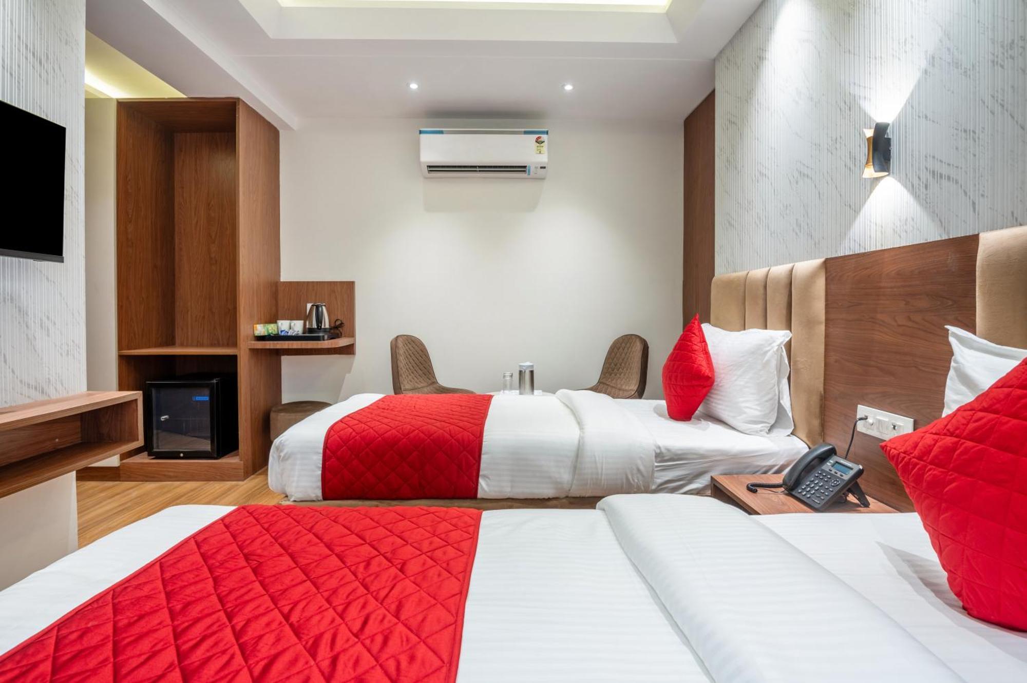 Hotel Avaas - Faiz Road Karol Bagh Дели Экстерьер фото