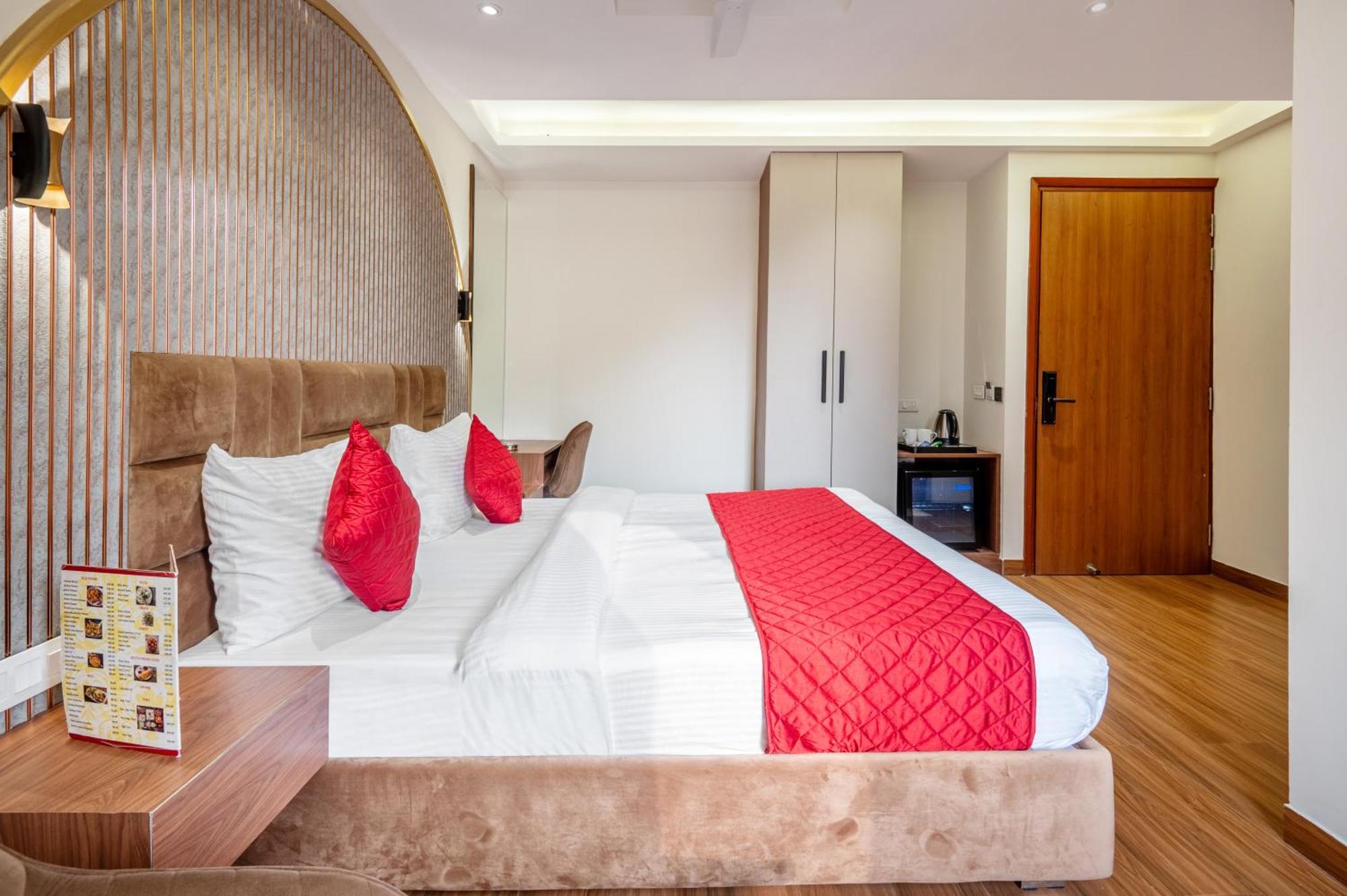 Hotel Avaas - Faiz Road Karol Bagh Дели Экстерьер фото