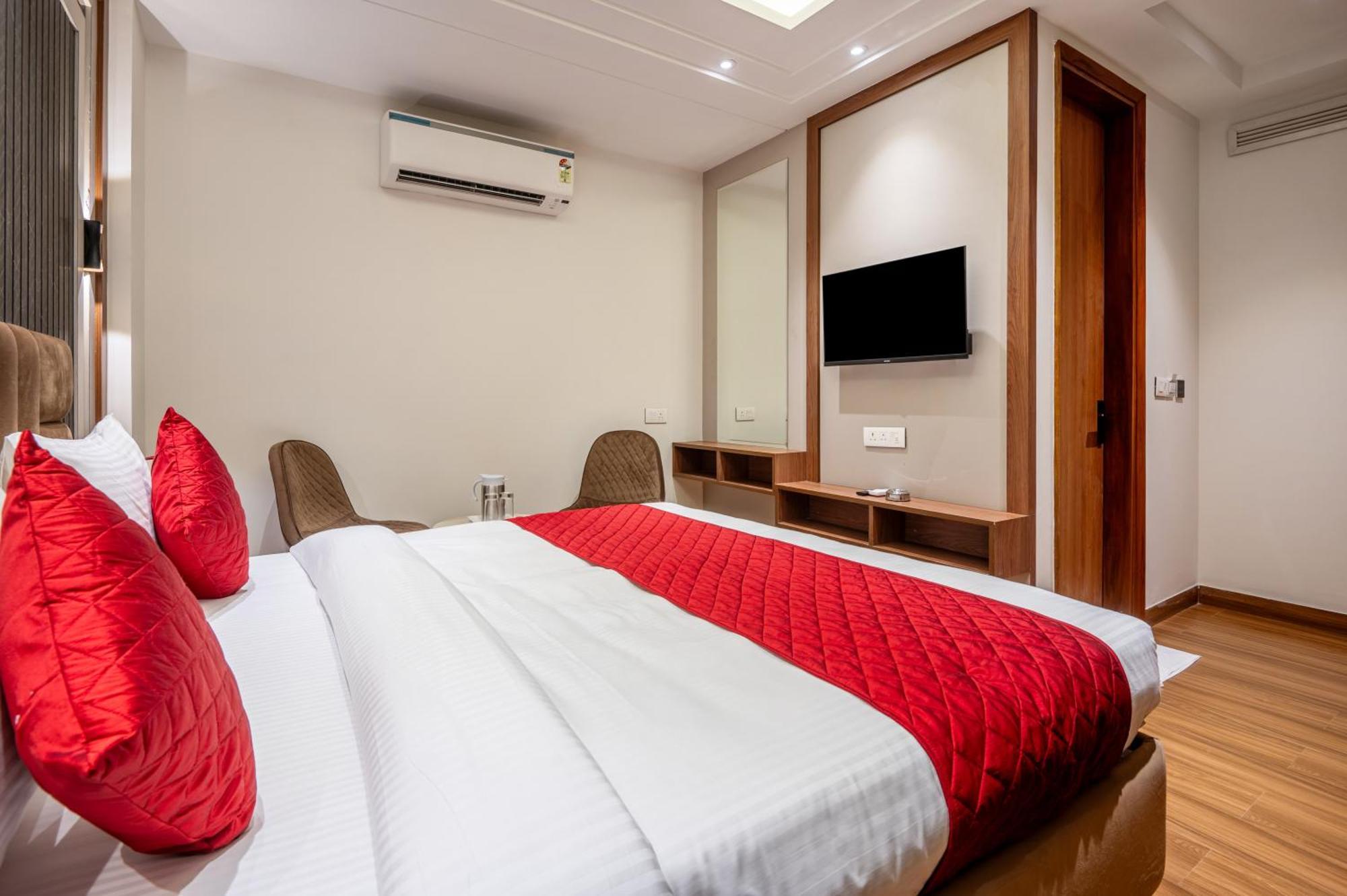 Hotel Avaas - Faiz Road Karol Bagh Дели Экстерьер фото