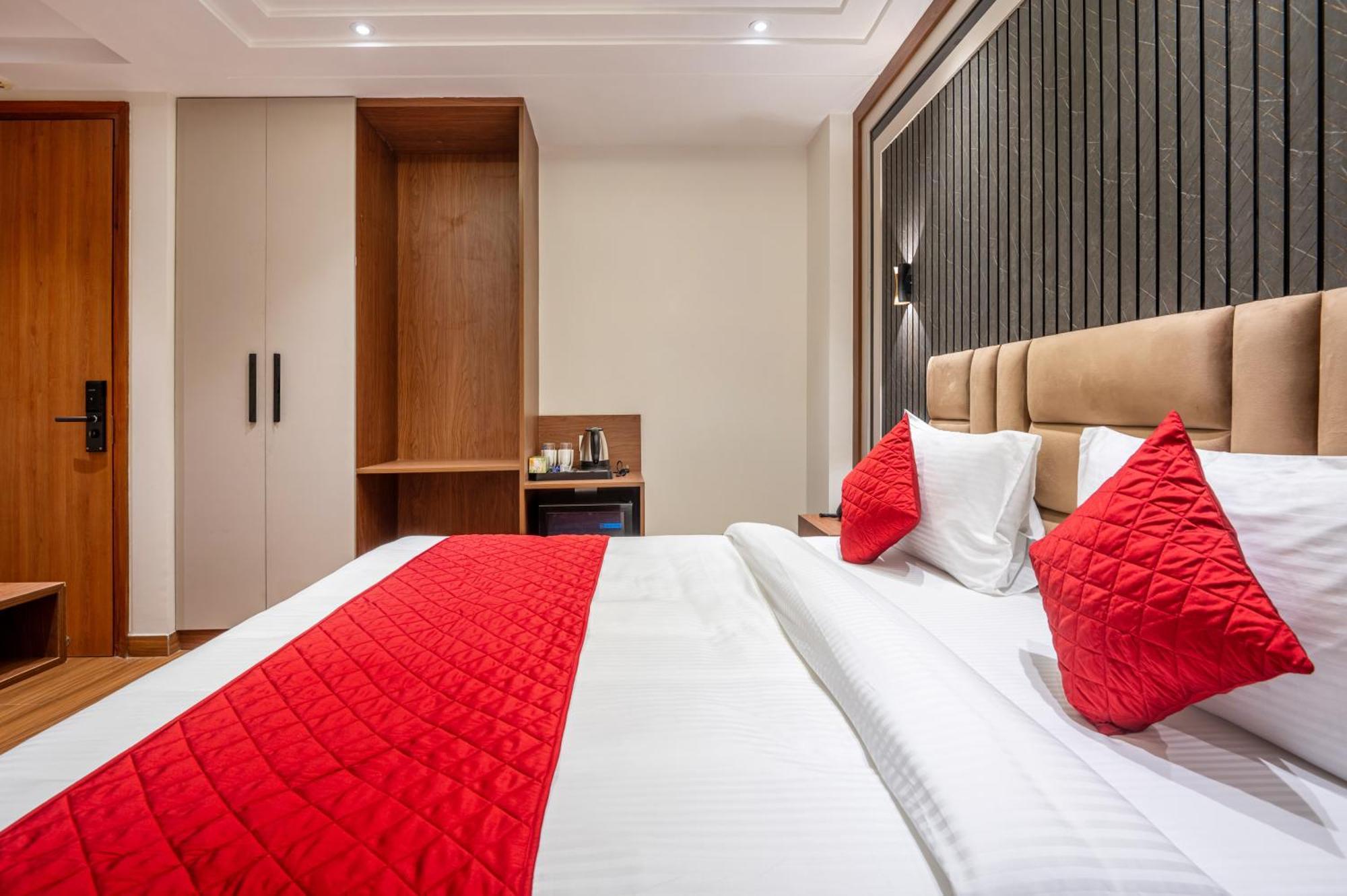 Hotel Avaas - Faiz Road Karol Bagh Дели Экстерьер фото